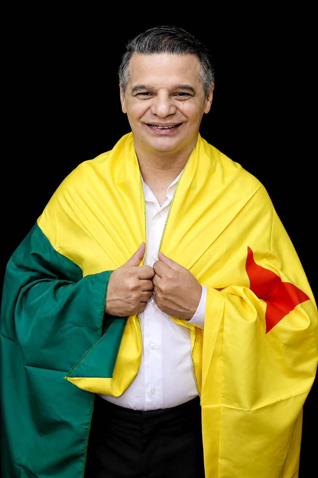 Wagner Felipe com a bandeira do Acre