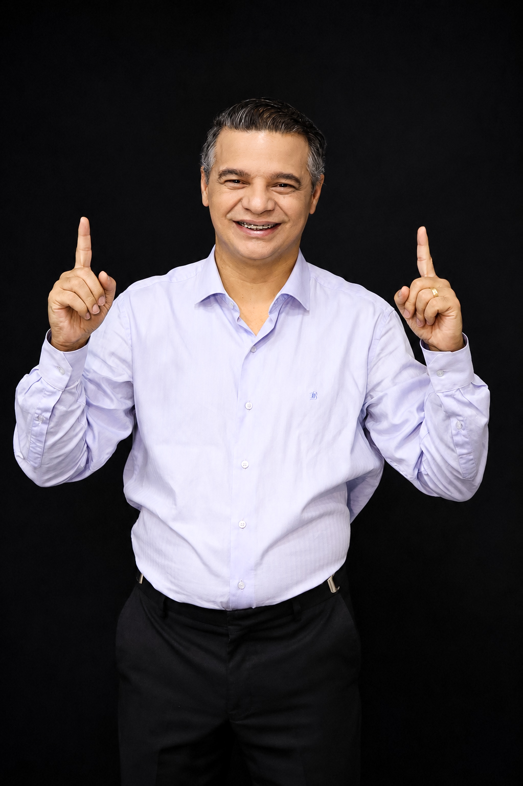 Wagner Felipe em retrato com camisa clara